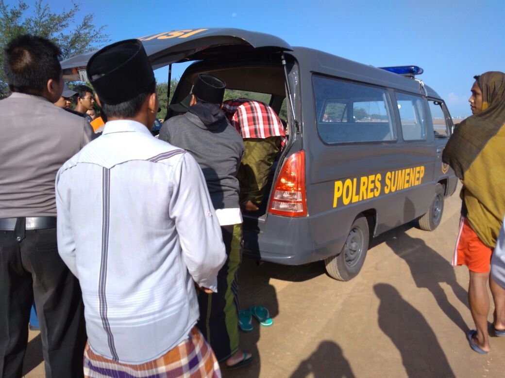 Pria Berkaos “RadioNews”Ditemukan Tewas di Sumenep