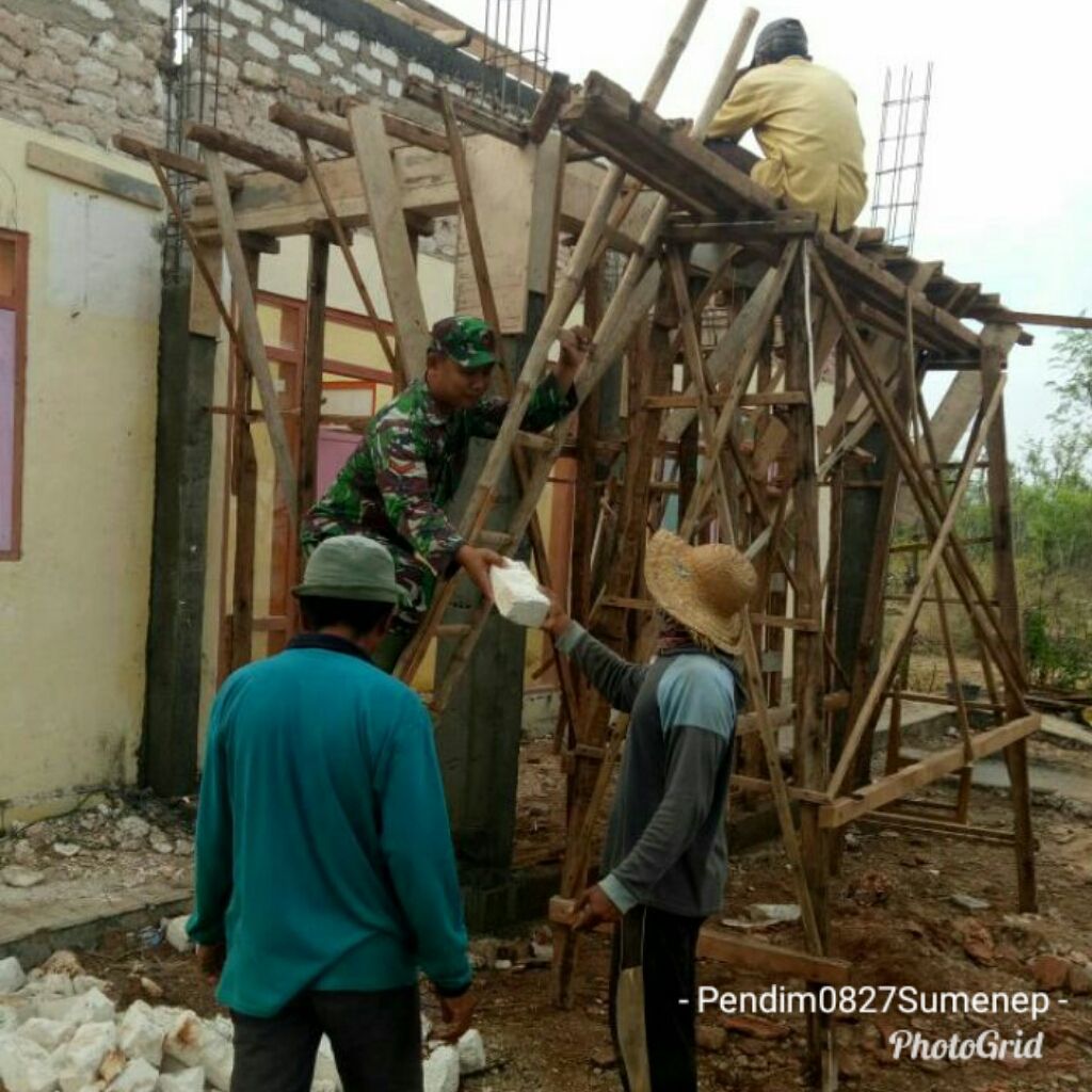 Peran Aktif Anggota Ramil 0827/20 Sapudi Bersama Warga Bangun Madrasah Diniyah