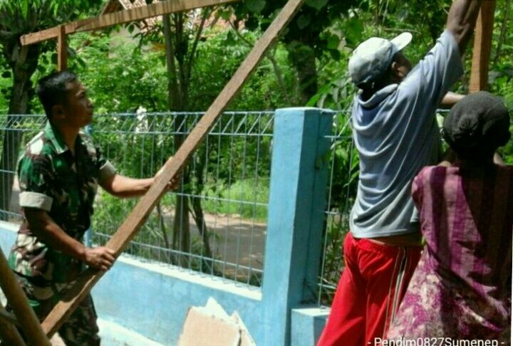 Babinsa 0827/ 23 Giligenting Laksanakan Komsos Sembari Bantu Warga