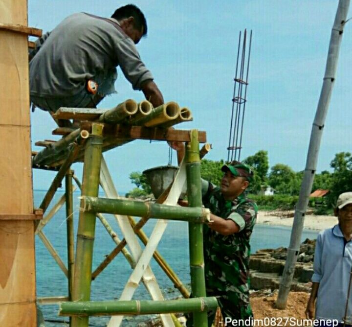 Pembangunan Infrastruktur Pelabuhan Tarebung Dibantu Babinsa 0827/23 Giligenting
