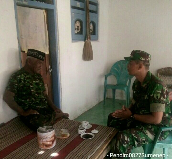 Peduli Kebersihan, Komsos Babinsa Ramil 0827/16 Gapura Ajak Warga