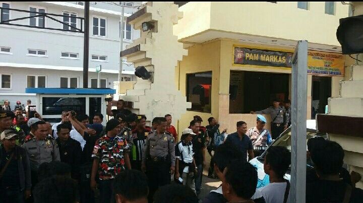 Ratusan Wartawan Se-Jawa Timur Kepung Polrestabes Surabaya