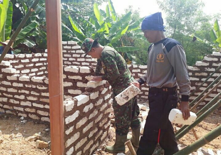 Sinergitas  TNI-POLRI Kecamatan Lenteng, Bantu Bangun Rumah Korban Tertimpa Pohon Tumbang