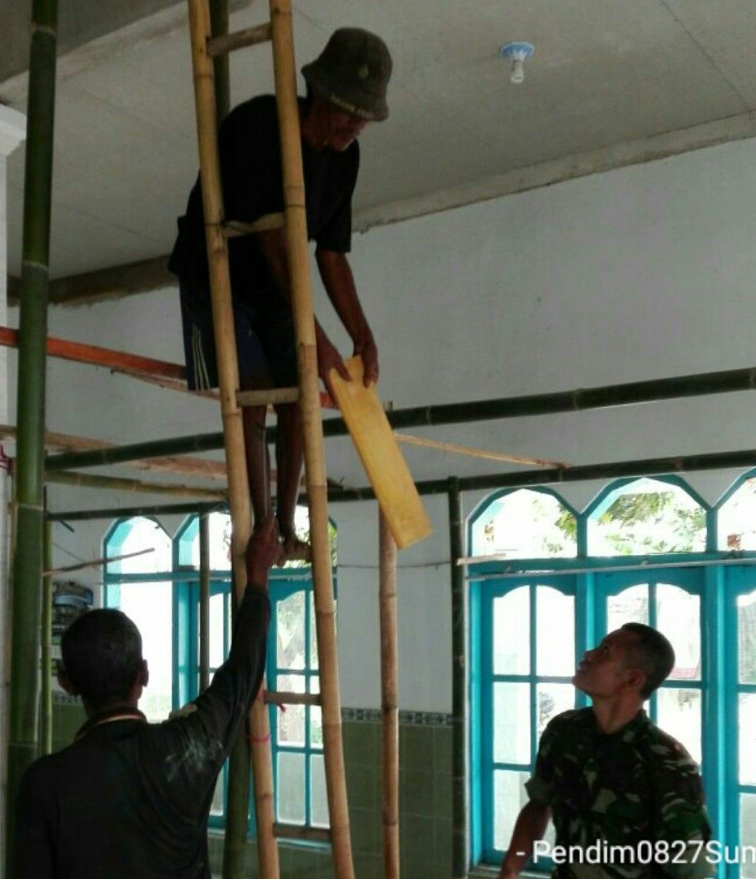 Babinsa Koramil 0827/10 Ambunten Ikut Bantu Warga Binaan