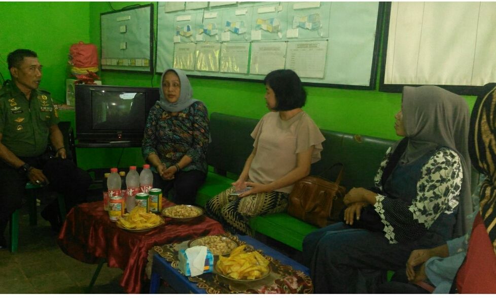 Ibu Ketua Persit Ny. Imelyda Lihat Home Industri Panci di Kalianget, Lanjut Sambangi Pos Ramil Talango