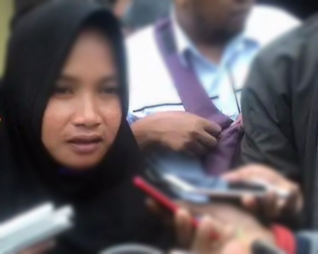 Tak Terima Suaminya Ditahan Polisi, Perempuan Cantik Ini Datangi Mapolres Sumenep