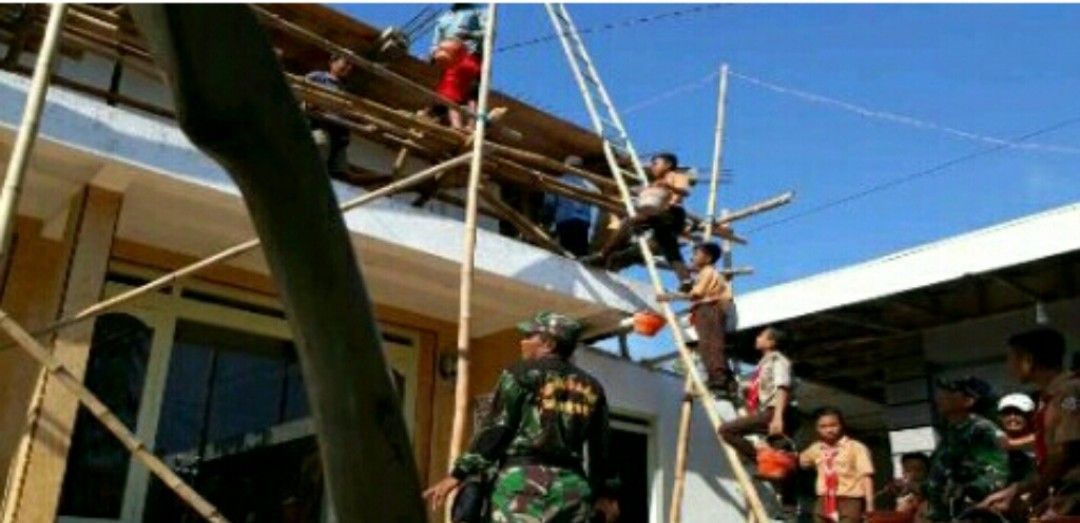 TNI Bersama Pramuka Wujudkan Kebersamaan Dengan Cara Gotong Royong