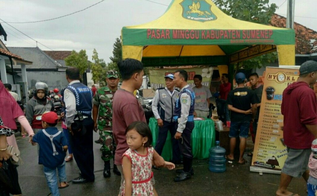 Babinsa Koramil 01/Kota Membantu Pengamanan Pasar Minggu