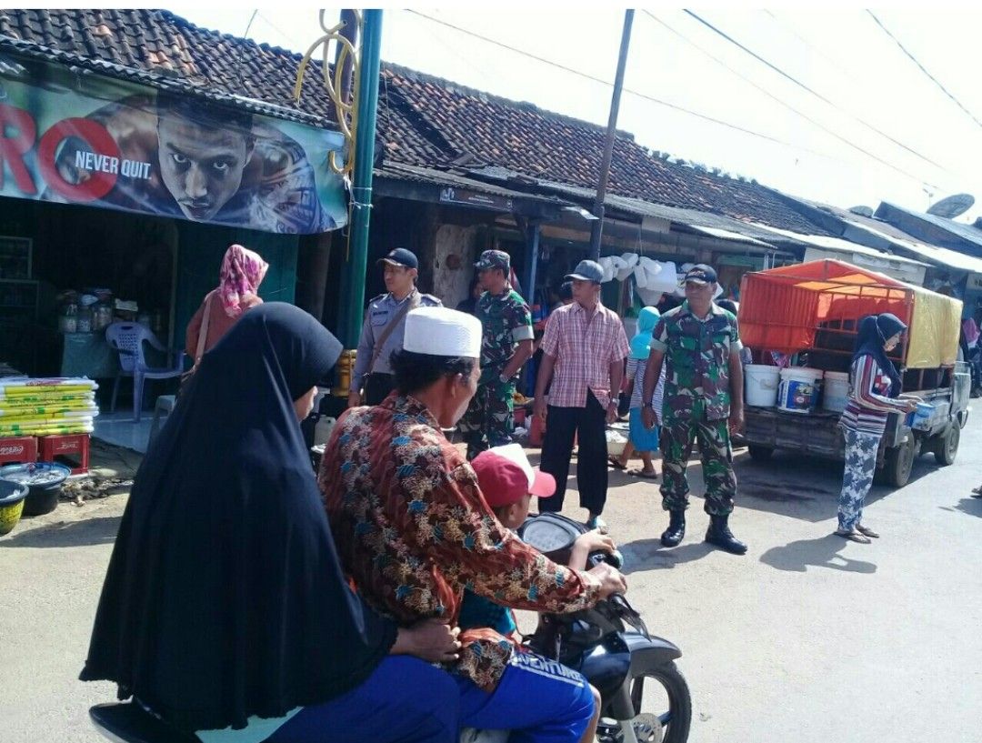 Sinergitas TNI – Polri dalam Pengamanan Arus Lalu Lintas Pasar Arjasa