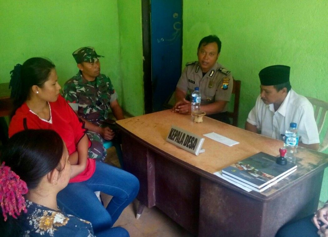 Komsos Ala Koptu Parjoko Babinsa Desa Keramean di Kantor Desa