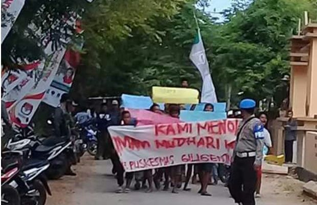 Tak Peduli Bulan Suci Ramadhan, Puluhan Warga Giligenting Unjuk Rasa Tak Peduli Bulan Suci Ramadhan, Puluhan Warga Giligenting Unjuk Rasa