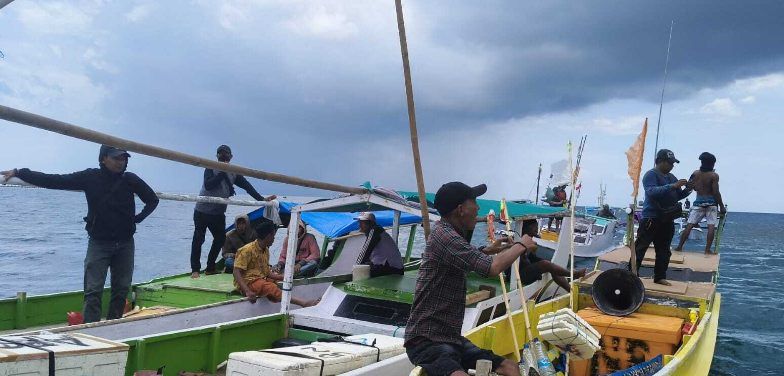 LAUT HARGA MATI! Ratusan Nelayan Kangean Kejar Kapal PT KEI Hingga 14 Mil di Tengah Gelombang Maut!