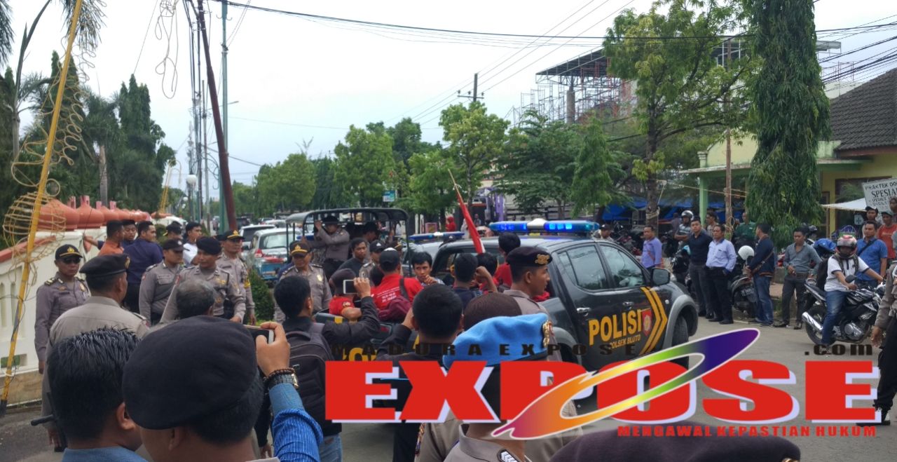 Bupati Busyro Ogah Temui Mahasiswa, Aktivis GMNI Blokade Jalan