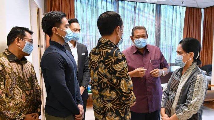 Presiden Jokowi dan Ibu Iriana Jenguk Ibu Ani Yudhoyono