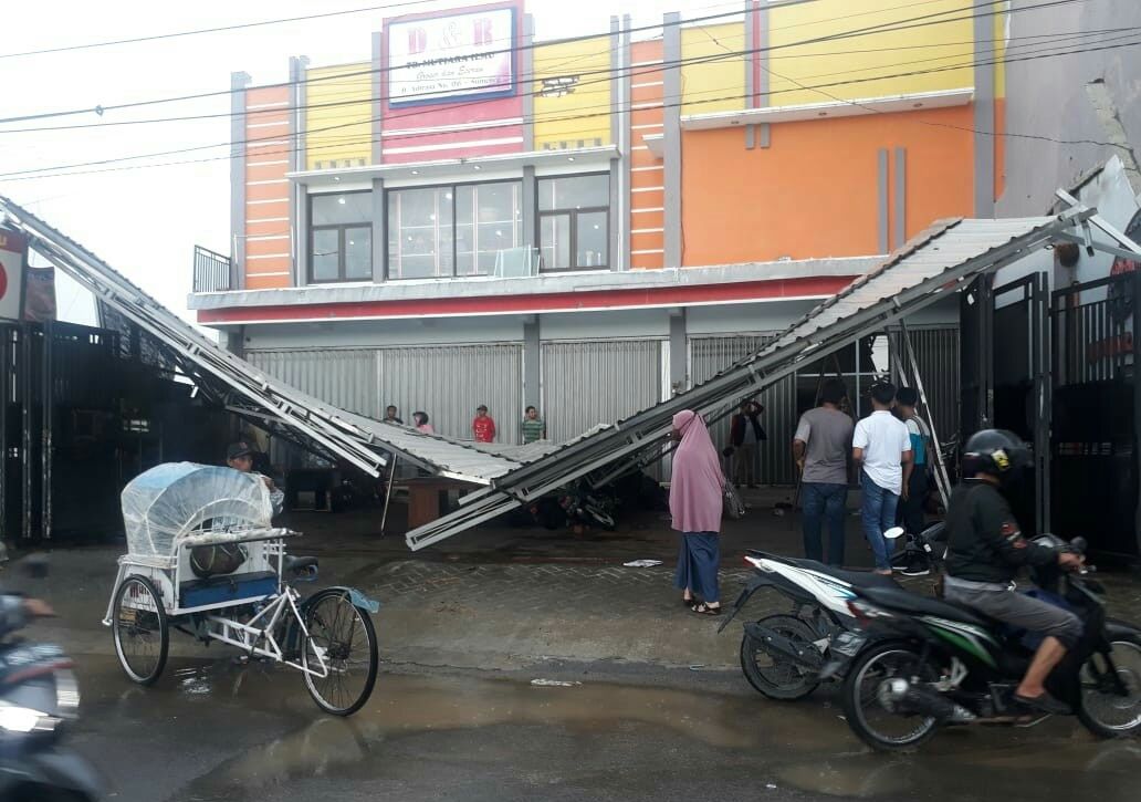Toko Baju Terbesar dan Rumah Makan Elit di Sumenep Dihantam Angin Ektsrem