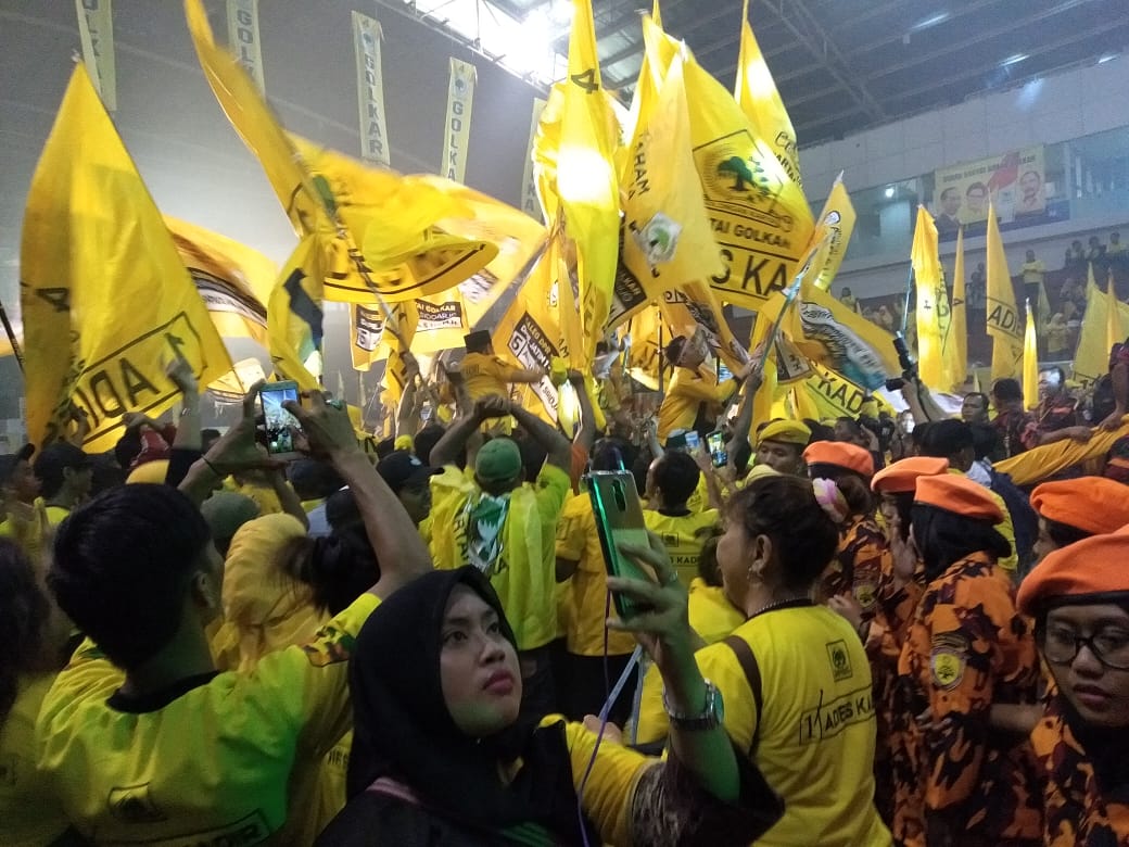 ZA dan Rakyat Bersautan Kompak : Golkar,…Empat… Empat,…Golkar ZA dan Rakyat Bersautan Kompak : Golkar,…Empat… Empat,…Golkar