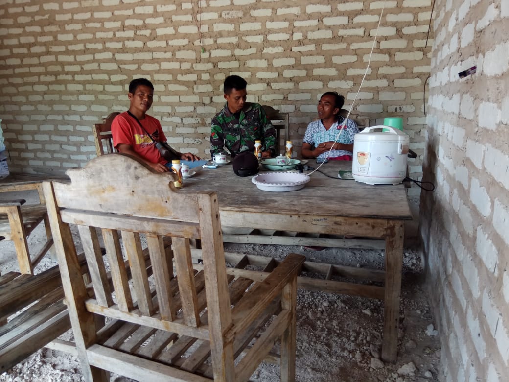 Jalin Tali Silaturahmi, Babinsa Batuputih Melaksanakan Komsos Dengan Warga