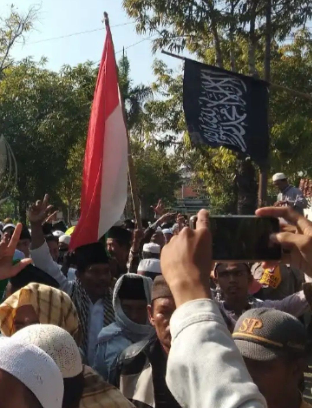 Warga Madura Turun Jalan, Tuntut Jokowi-Ma’ruf Didiskualifikasi Warga Madura Turun Jalan, Tuntut Jokowi-Ma’ruf Didiskualifikasi