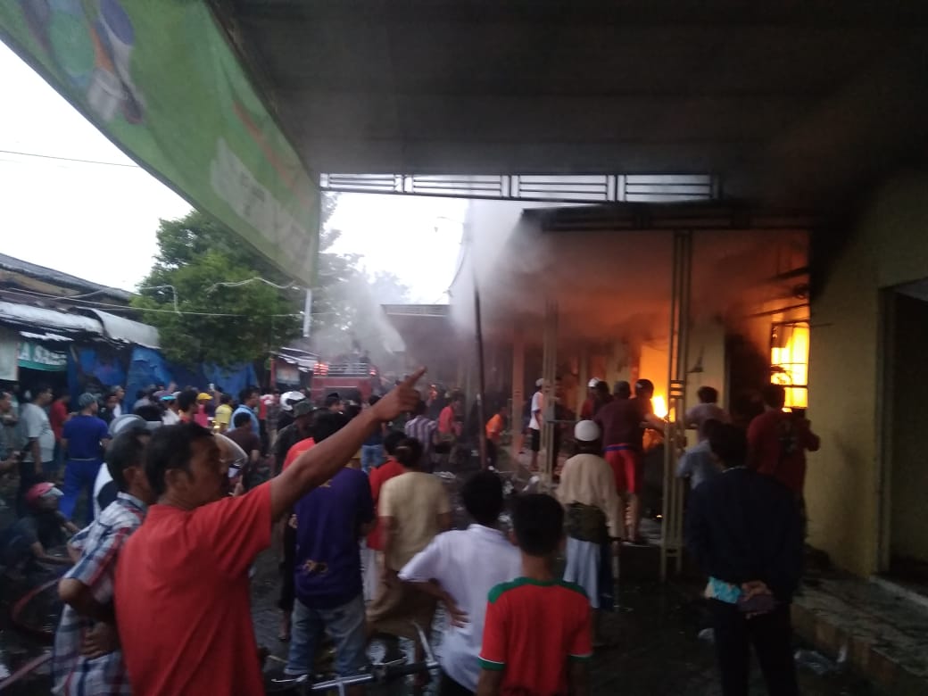 Pasar Anom Sumenep Kembali Terbakar,Pedagang Histeris Pasar Anom Sumenep Kembali Terbakar,Pedagang Histeris