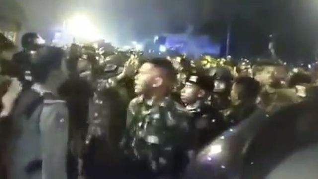 Viral Video TNI AD Diduga Ngamuk Lihat Demonstran Dikeroyok Polisi