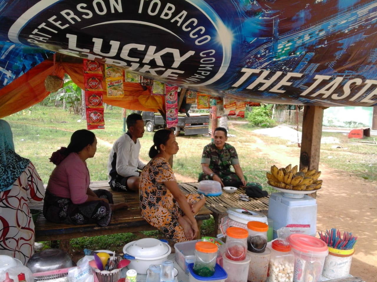 Komsos Babinsa Koramil 0827/18 Kangean Sertu Adi S Dengan Masyarakat