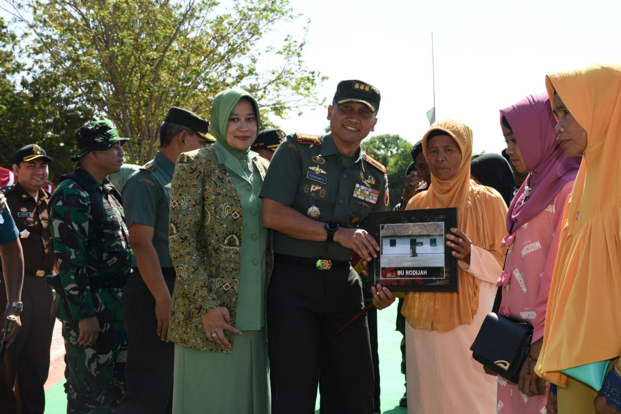 Danrem 084/BJ dan Ketua Persit KCK Koorcabrem Berikan Bantuan Warga Kurang Mampu