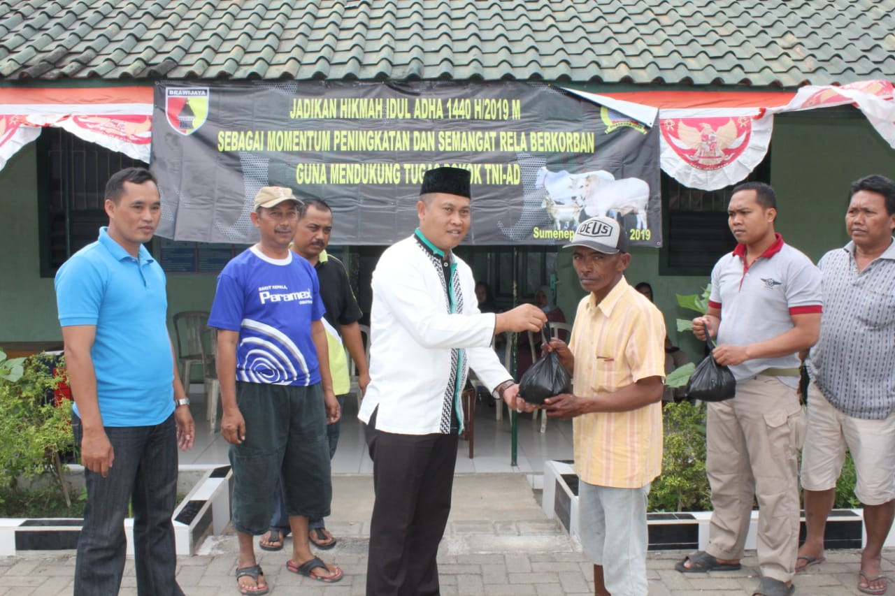 Dandim 0827 Sumenep Serahkan Dua Ekor Sapi Qurban  Secara Simbolis