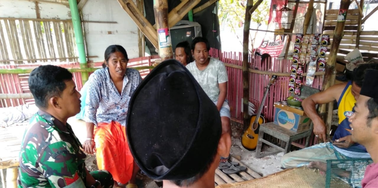 Babinsa Koramil Raas Giat Komsos Di Desa Guwa-Guwa