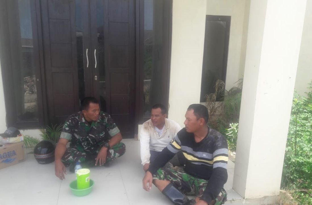 Babinsa Koramil 0827/06 Saronggi Melaksanakan Komsos Dengan Warga Binaan