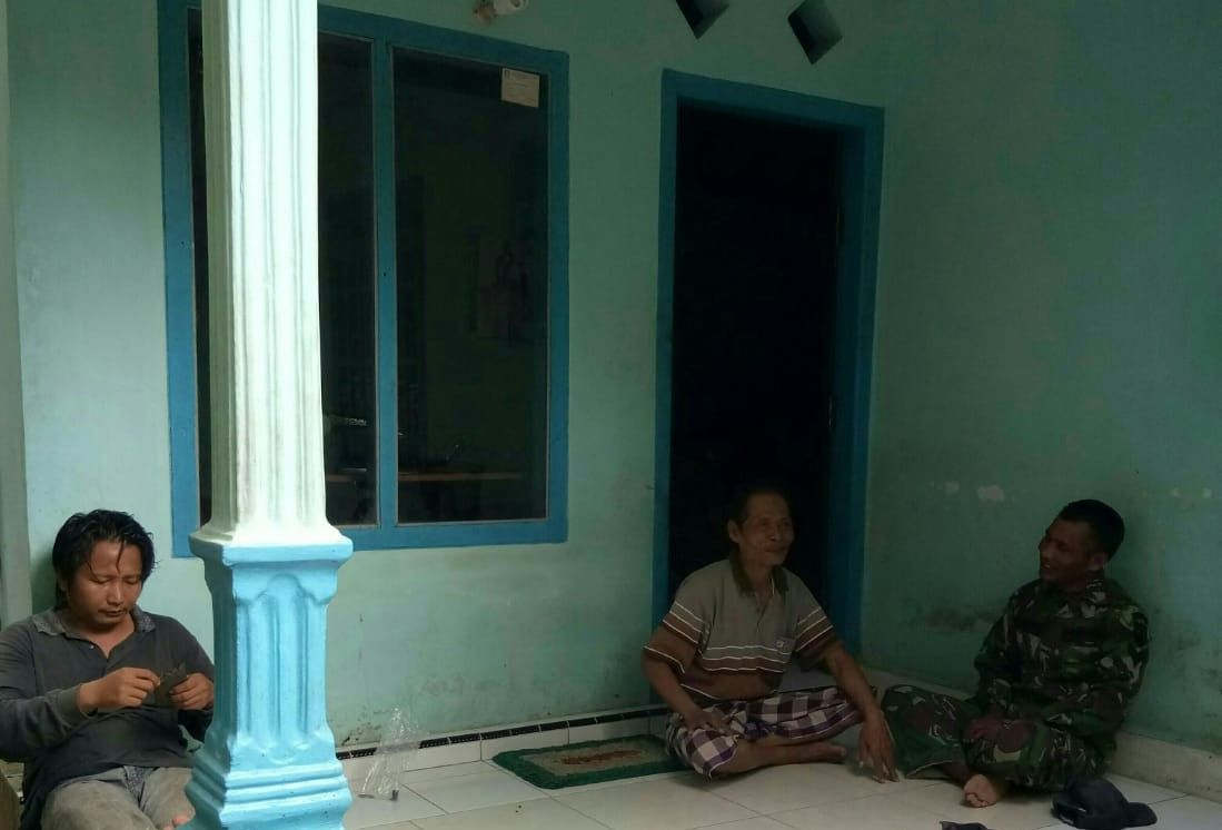 Komsos Babinsa Koramil Masalembu Deteksi Perkembangan Situasi Di Wilayah Binaan