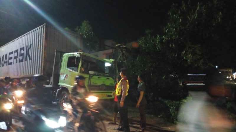Truk Kontainer Tertimpa Pohon Besar di Jalan Rumah Sakit