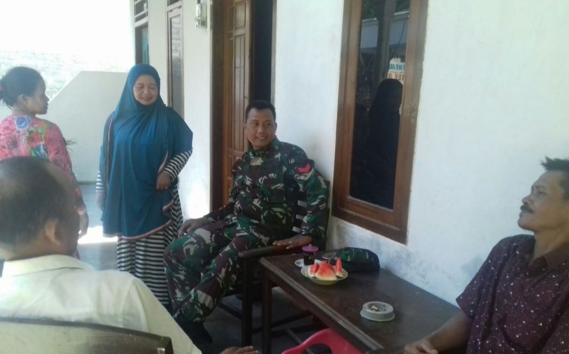 Babinsa Koramil 0827/04 Bluto,Koptu Adi Mukhlas Komsos Dengan Tokoh Pemuda