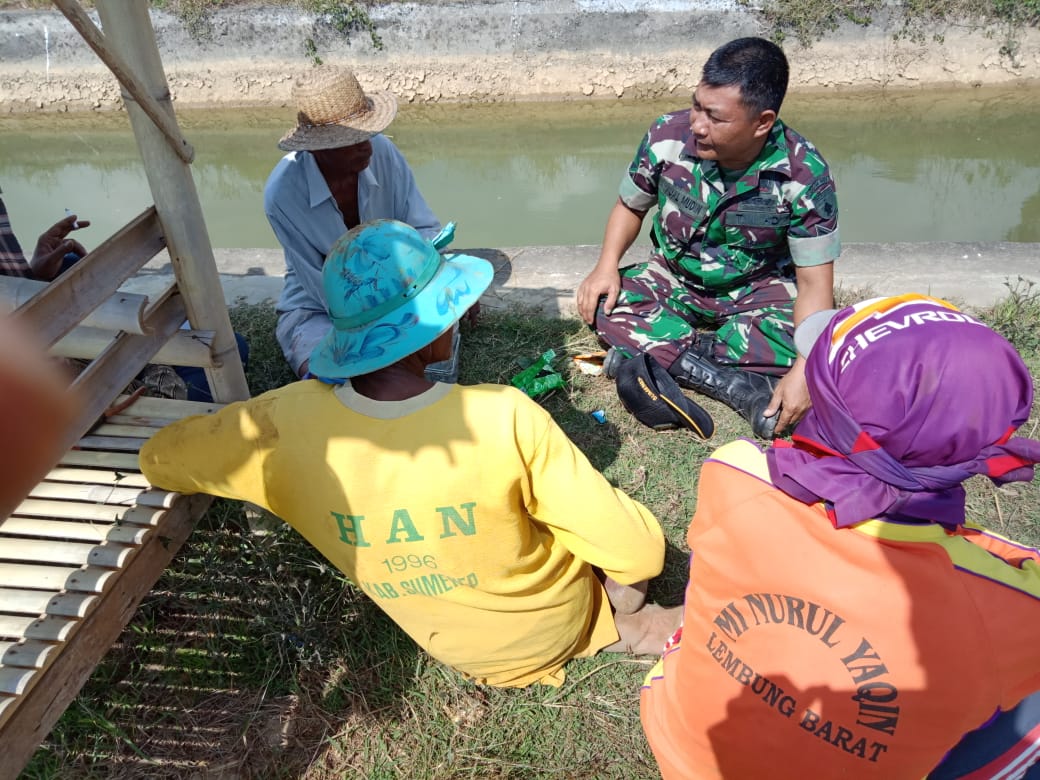 Babinsa Koramil Lenteng Ikut Lebur Dengan Masyarakat Petani