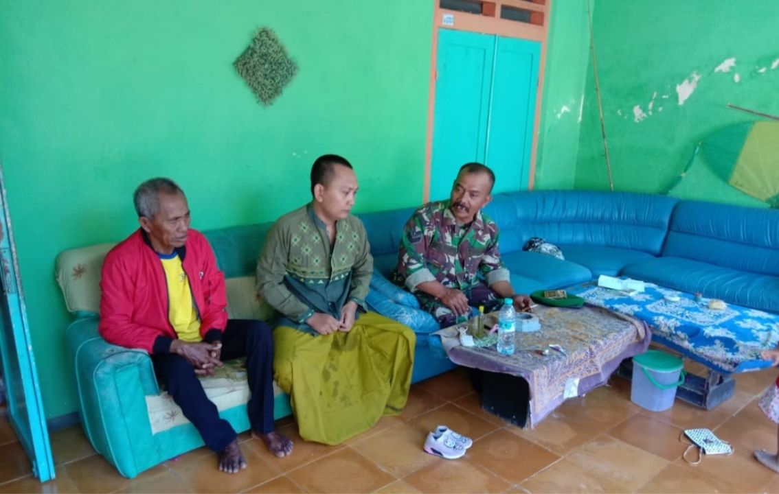 Babinsa Koramil 0827/23 Giligenting Komsos Dengan Warga Binaan