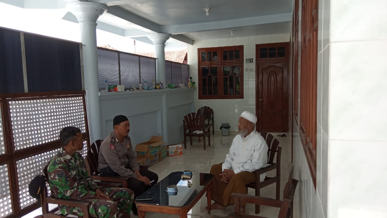 Babinsa Koramil 0827/15 Batuputih Serka Sugeng bersama Babinkamtibmas Giat Anjangsana