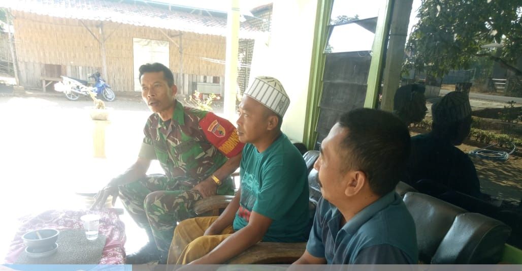 Babinsa Koramil 0827/21 Ra’as Sertu Tuhono  Komsos di Dusun Gunung