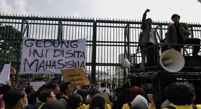 Tolak RKUHP dan Revisi UU KPK Mahasiswa Sita Gedung DPR