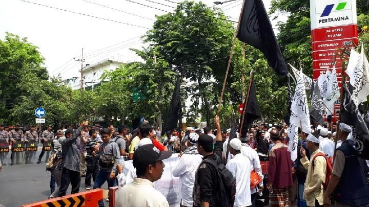 Banser dan Massa Pendukung Gus Nur Berhadapan, Vonis Ditunda