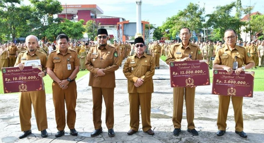 Bupati Achmad Fauzi Serahkan Penghargaan SAKIP Terbaik 2025 kepada OPD Sumenep