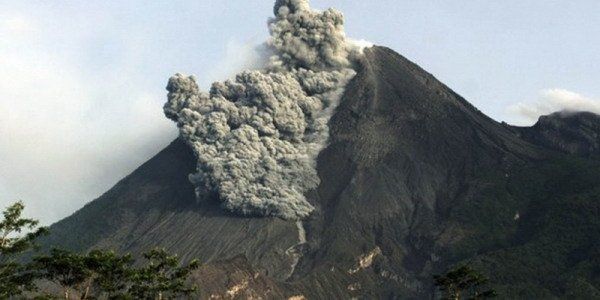 Meletus, Merapi Semburkan Awan Panas Hingga 1.000 Meter