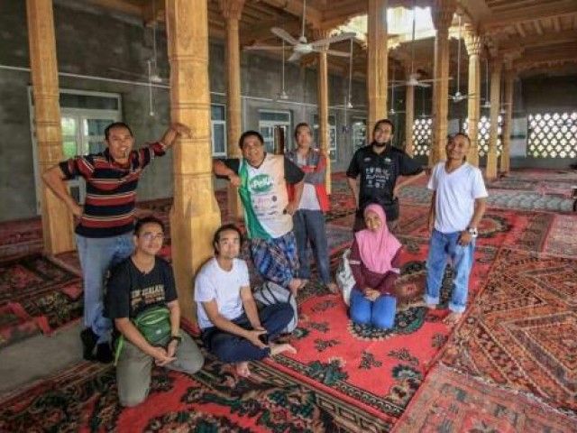 Cina Tangkap Sekelompok Turis Malaysia Hanya Karena Shalat di Masjid Uighur