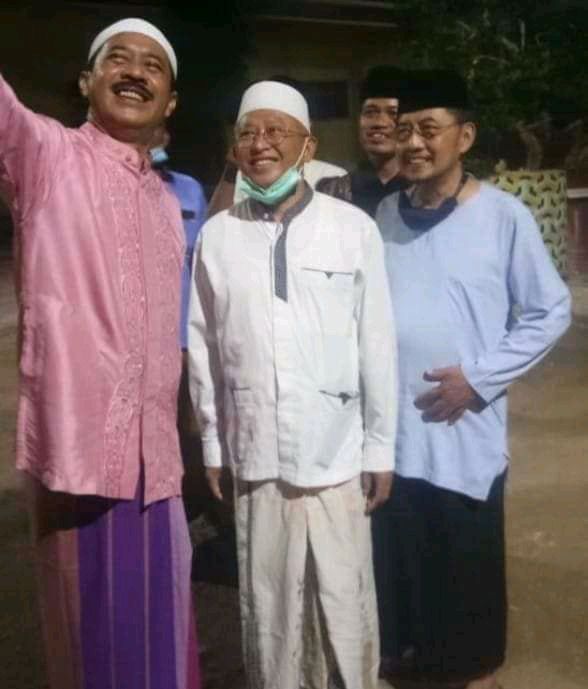 Akun Facebook Demang Nur Unggah Foto Bupati Sumenep Bersama Fattah Jasin dan Malik Effendi