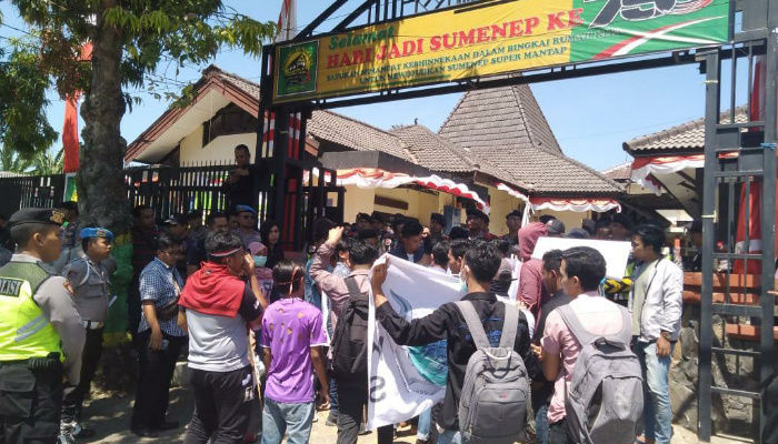 Pembuatan  KK dan KTP Lamban, Warga Kepulauan Datangi Disdukcapil Sumenep
