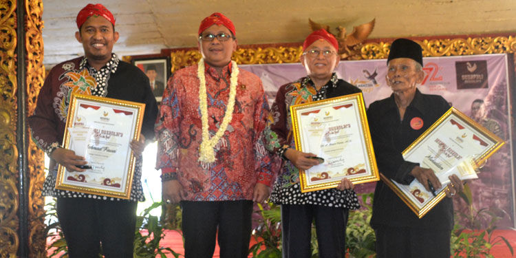 Momen Sekjen Hasto Serahkan Penghargaan Kepada Bupati Busyro dan Wabup Fauzi