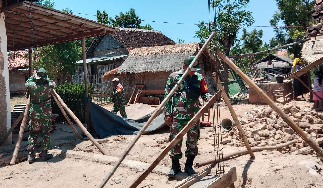Babinsa Serka Bambang Turun Tangan Bangun Kembali Rumah Korban Gempa Sapudi