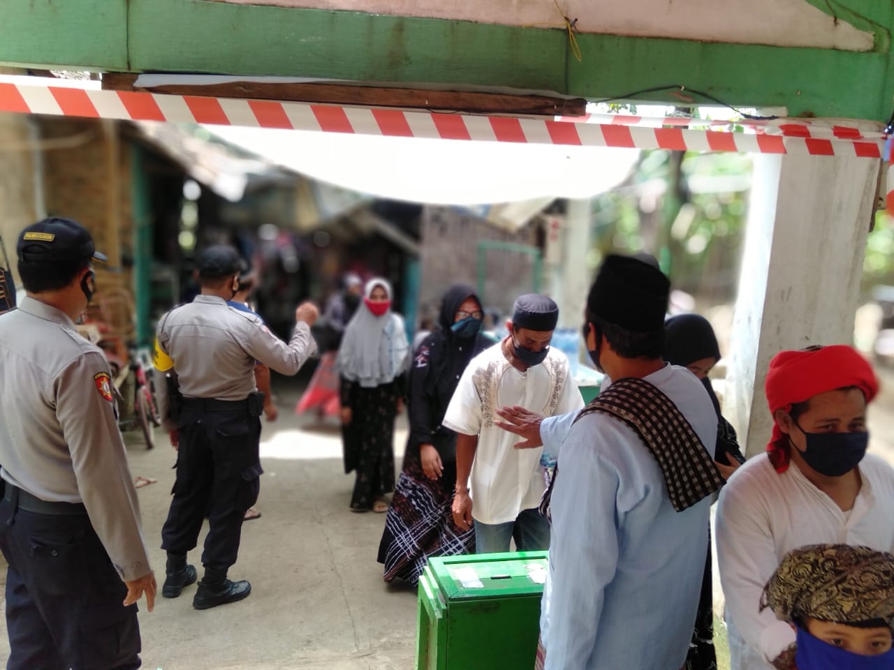 Kapolsek Bojonegara Pimpin Edukasi dan Pendisiplinan Protokol Kesehatan Covid-19 di wisata Religi