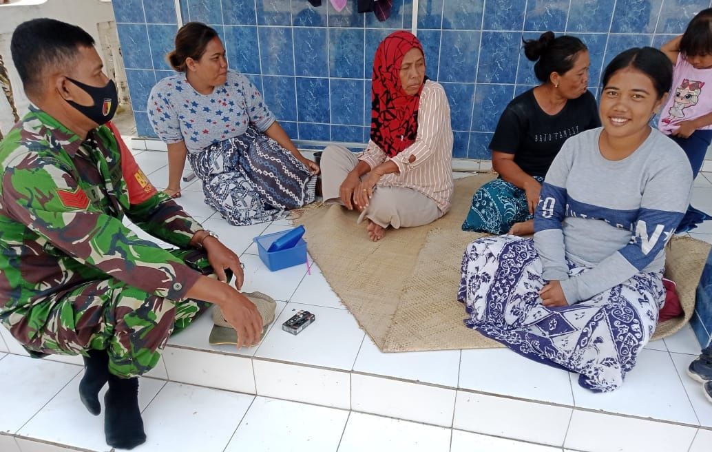Babinsa Koramil Raas Kopka Edi Purnomo Komsos Dengan Penuh Kekeluargaan
