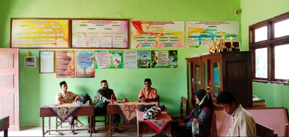 Babinsa Koramil Lenteng Komsos dengan Kepala SDN I Lenteng