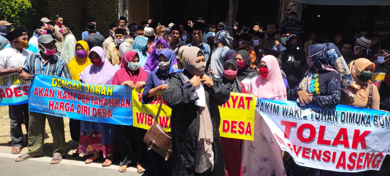 Kades Longos Terancam Pidana, Warganya Bawa Spanduk ke PN Sumenep