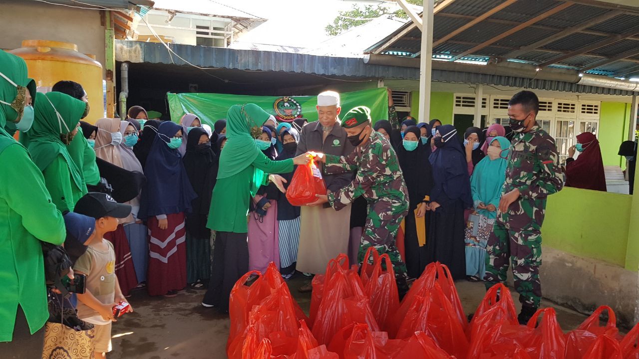 Persit KCK Cabang LIX Brigif 19 PD XII/Tanjungpura Berbagi Kasih